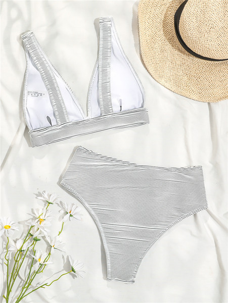 Ženski prugasti dvodijelni kupaći kostim s V-izrezom