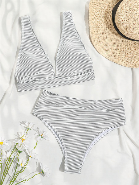 Ženski prugasti dvodijelni kupaći kostim s V-izrezom