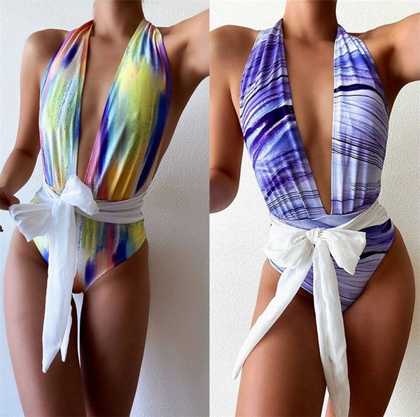 Ženski jednodijelni kupaći kostim s dubokim dekolteom i trakom