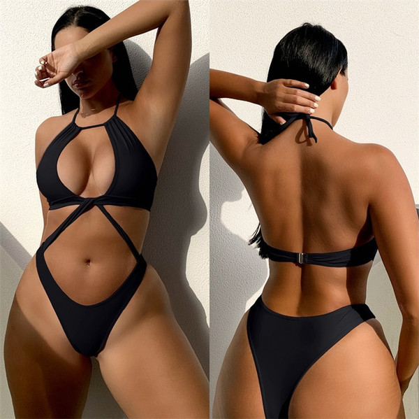 Jednodijelni kupaći kostim crne boje sa izrezanim dijelovima