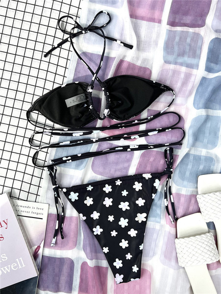 Novi model dvodijelnog kupaćeg kostima na cvjetno vezanje