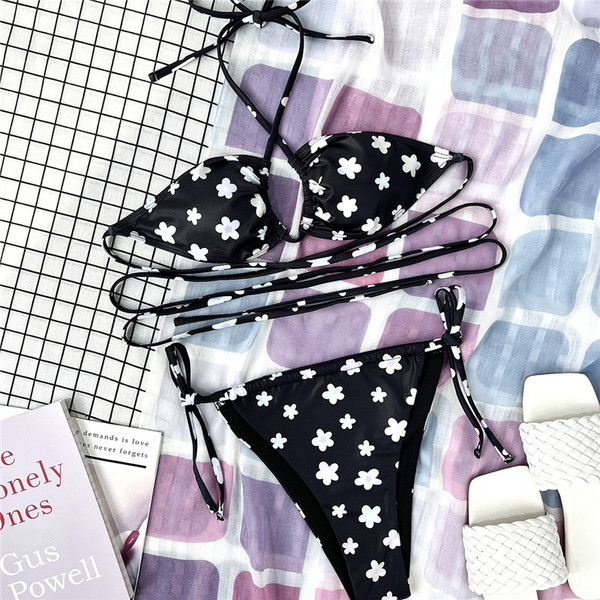 Novi model dvodijelnog kupaćeg kostima na cvjetno vezanje