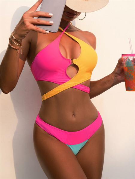 Dvodijelni kupaći kostim u boji s izrezima