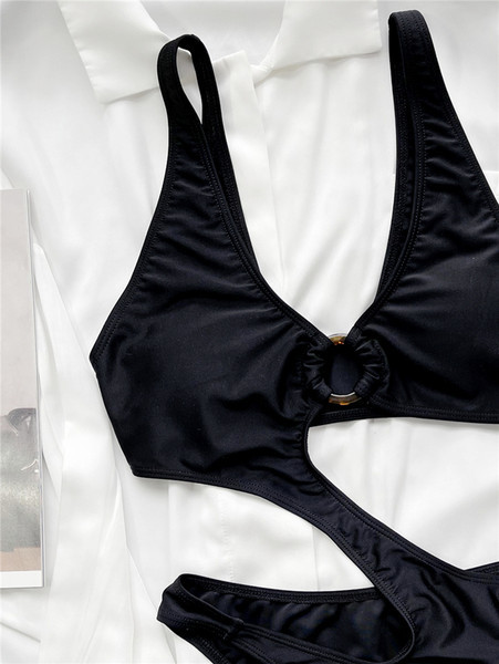 Moderan jednodijelni kupaći kostim s metalnim prstenovima