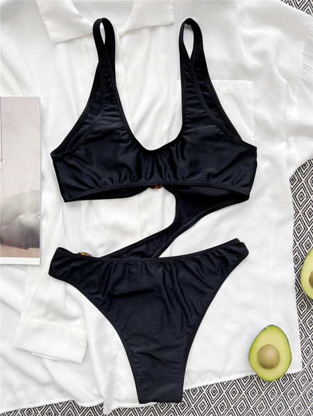 Moderan jednodijelni kupaći kostim s metalnim prstenovima