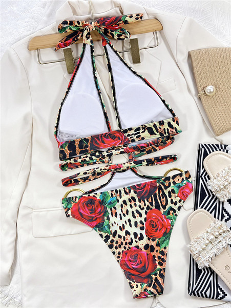 Ženski jednodijelni kupaći kostim s izrezima i metalnim prstenovima