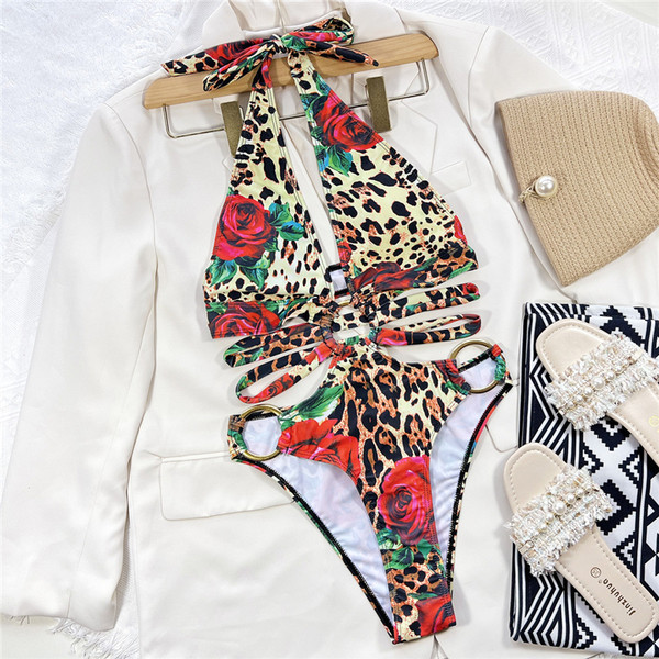 Ženski jednodijelni kupaći kostim s izrezima i metalnim prstenovima