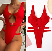 Γυναικείο ολόσωμο μαγιό με κοψίματα και μεταλλικό στοιχείο