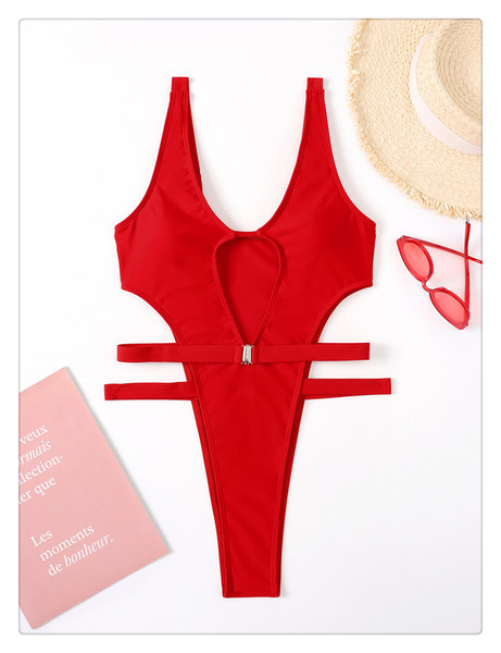 Γυναικείο ολόσωμο μαγιό με κοψίματα και μεταλλικό στοιχείο