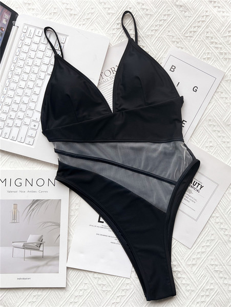 Moderan ženski kupaći kostim s tankim naramenicama i tilom