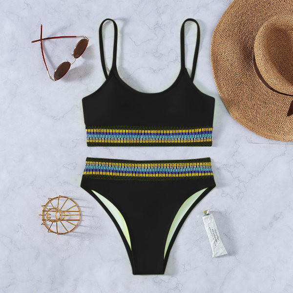 Čist model crnog kupaćeg kostima s gumicom u boji - bustier i bikini