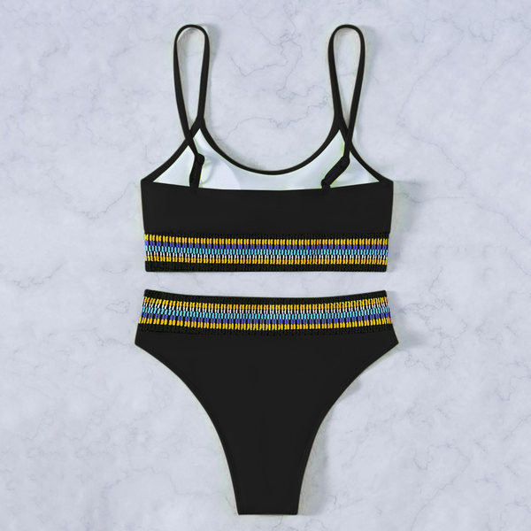 Čist model crnog kupaćeg kostima s gumicom u boji - bustier i bikini