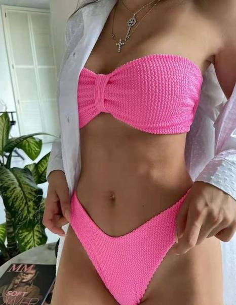 Jednobojni dvodijelni ženski gornji dio bikinija i donji dio visokog struka