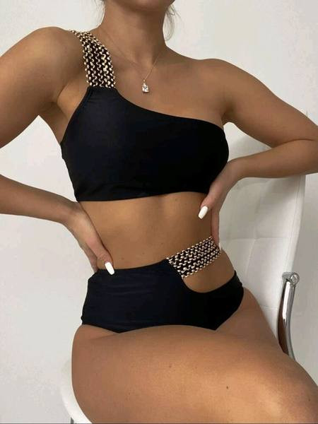 Moderan kupaći kostim crne boje sa širokom gumicom i izrezanim dijelovima