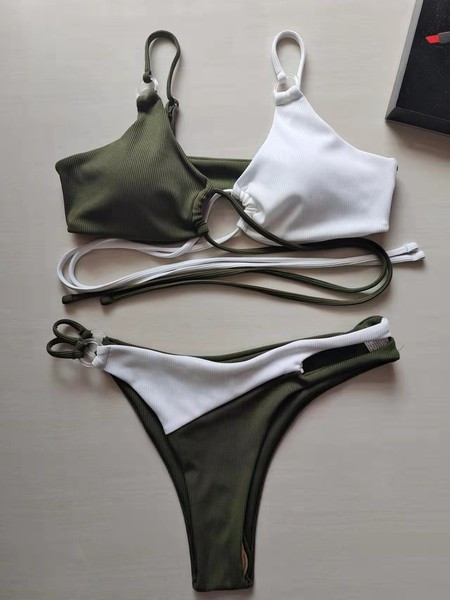 Ženski dvodijelni kupaći kostim s križnim naramenicama i metalnim prstenovima