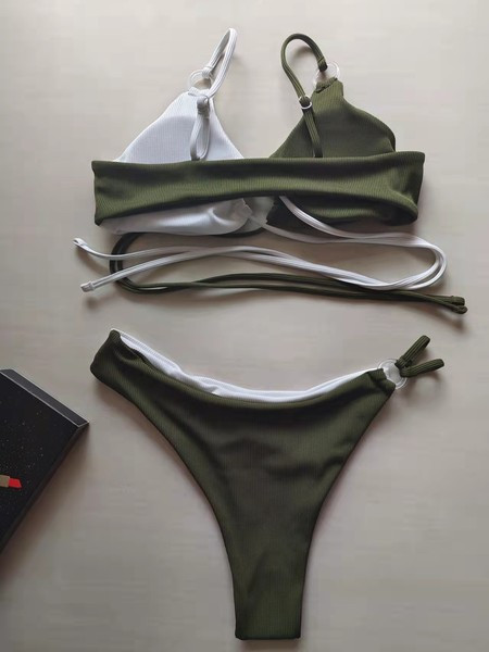 Ženski dvodijelni kupaći kostim s križnim naramenicama i metalnim prstenovima