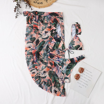 Μοντέρνο γυναικείο μαγιό σε τρία μέρη