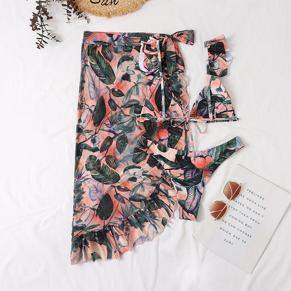 Μοντέρνο γυναικείο μαγιό σε τρία μέρη