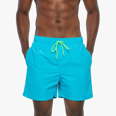 Μονόχρωμο ανδρικό σορτς με κορδόνια κατάλληλο για την παραλία