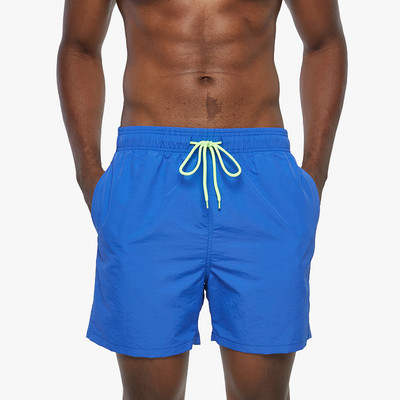 Μονόχρωμο ανδρικό σορτς με κορδόνια κατάλληλο για την παραλία