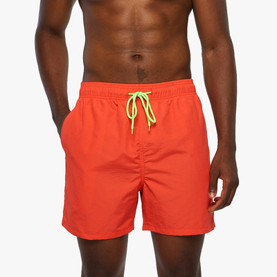 Μονόχρωμο ανδρικό σορτς με κορδόνια κατάλληλο για την παραλία