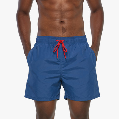 Μονόχρωμο ανδρικό σορτς με κορδόνια κατάλληλο για την παραλία