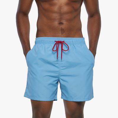 Μονόχρωμο ανδρικό σορτς με κορδόνια κατάλληλο για την παραλία