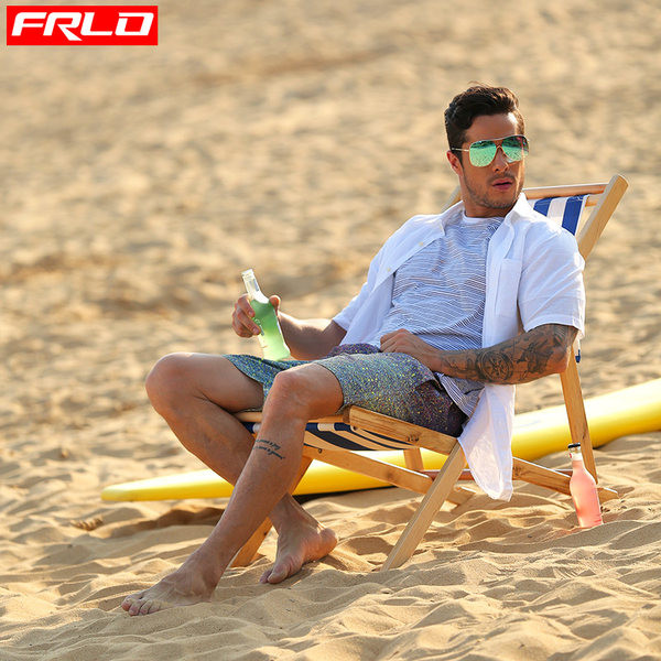 Vaivorykštės plaukimo šortai vyrams