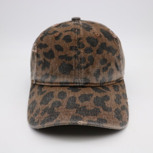 Ženska traper kapa sa šilterijom i životinjskim uzorkom