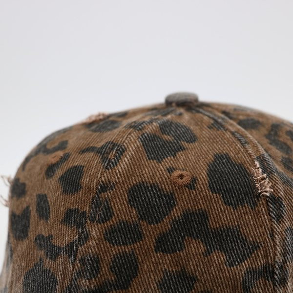 Ženska traper kapa sa šilterijom i životinjskim uzorkom