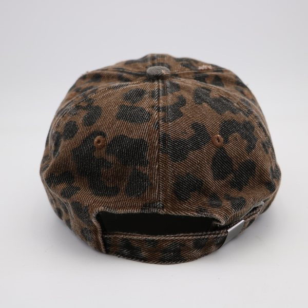 Ženska traper kapa sa šilterijom i životinjskim uzorkom