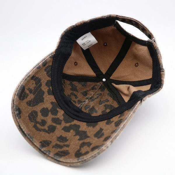 Ženska traper kapa sa šilterijom i životinjskim uzorkom