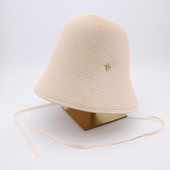 Γυναικείο καπέλο με γείσο και μεταλλικό στοιχείο