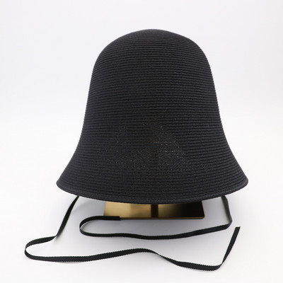 Γυναικείο καπέλο με γείσο και μεταλλικό στοιχείο