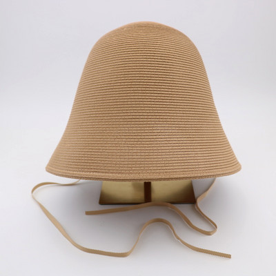 Γυναικείο καπέλο με γείσο και μεταλλικό στοιχείο