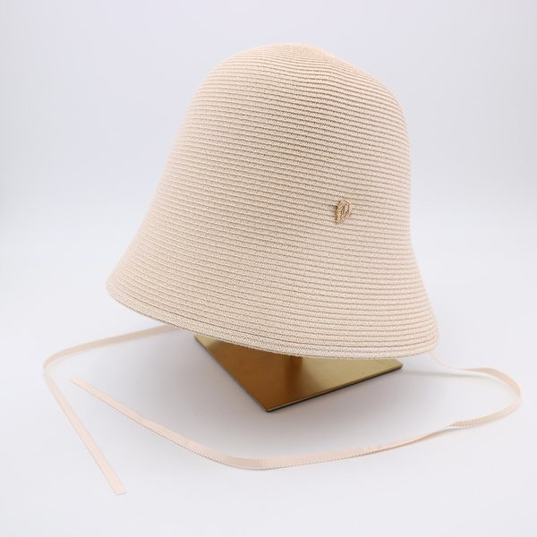 Γυναικείο καπέλο με γείσο και μεταλλικό στοιχείο