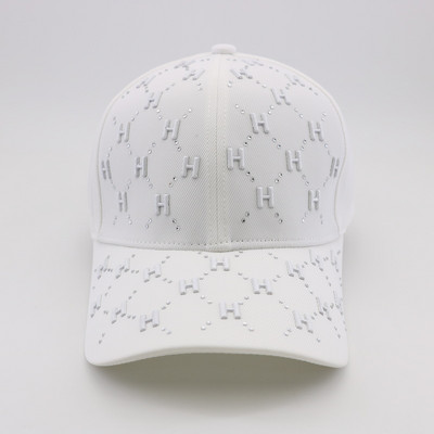 Μοντέρνο γυναικείο καπέλο με γείσο και μεταλλική διακόσμηση