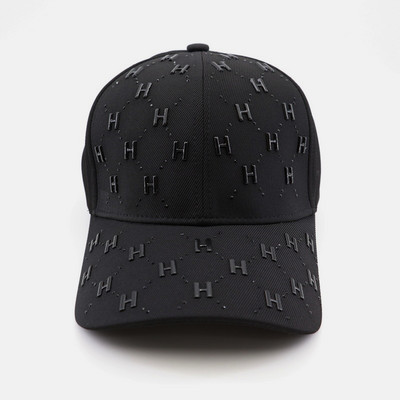 Μοντέρνο γυναικείο καπέλο με γείσο και μεταλλική διακόσμηση