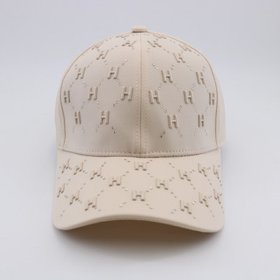 Μοντέρνο γυναικείο καπέλο με γείσο και μεταλλική διακόσμηση