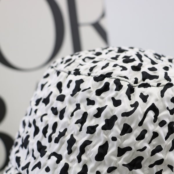 Tekstilna ribička kapa sa životinjskim uzorkom