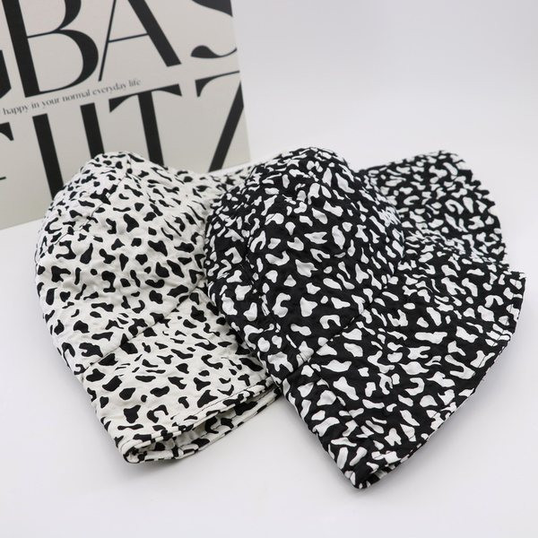 Tekstilna ribička kapa sa životinjskim uzorkom