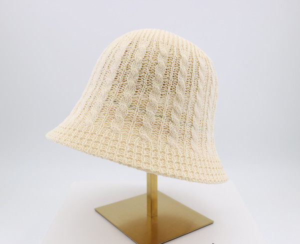 Pălărie de damă - universală în dungi