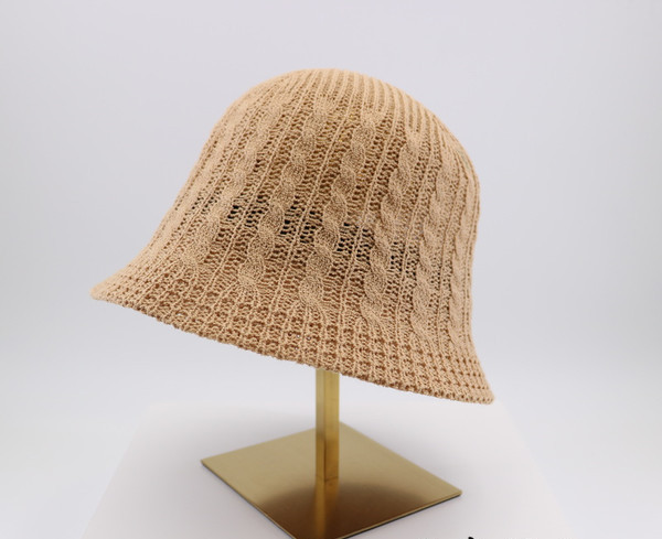 Pălărie de damă - universală în dungi