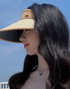 Γυναικείο ψάθινο γείσο σε πολλά χρώματα