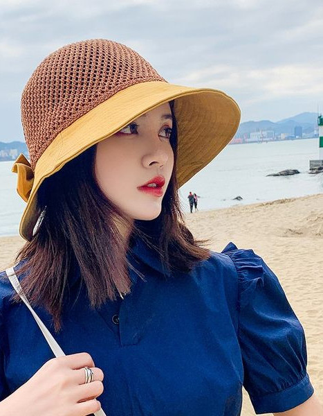 Ženska kapa za sunce s trakom