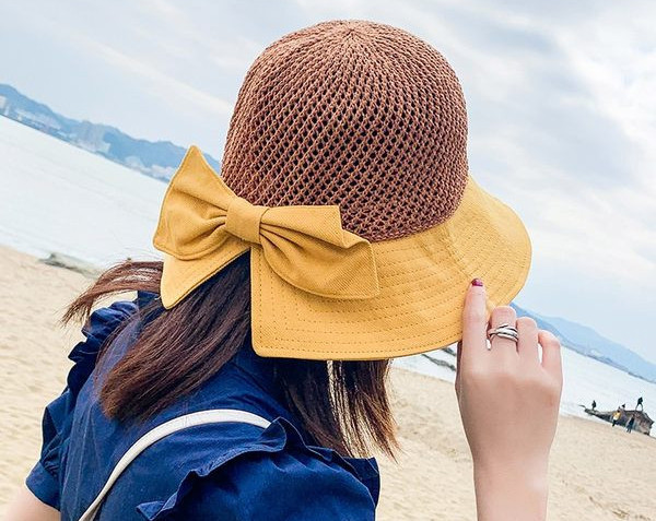 Ženska kapa za sunce s trakom