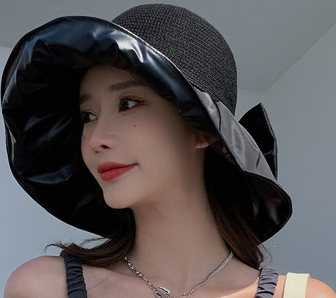 Ženski slamnati šešir sa širokim tekstilnim obodom