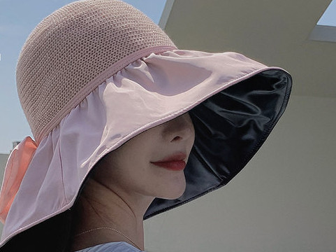 Ženski slamnati šešir sa širokim tekstilnim obodom
