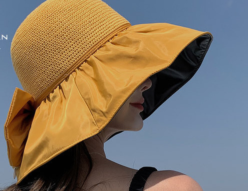 Ženski slamnati šešir sa širokim tekstilnim obodom