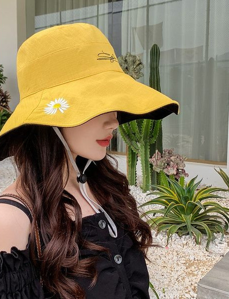 Ljetni šešir s vezom i širokim obodom